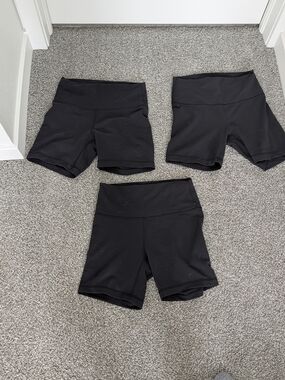 Lululemon Athletica Black Wunder Train 6" Size 8